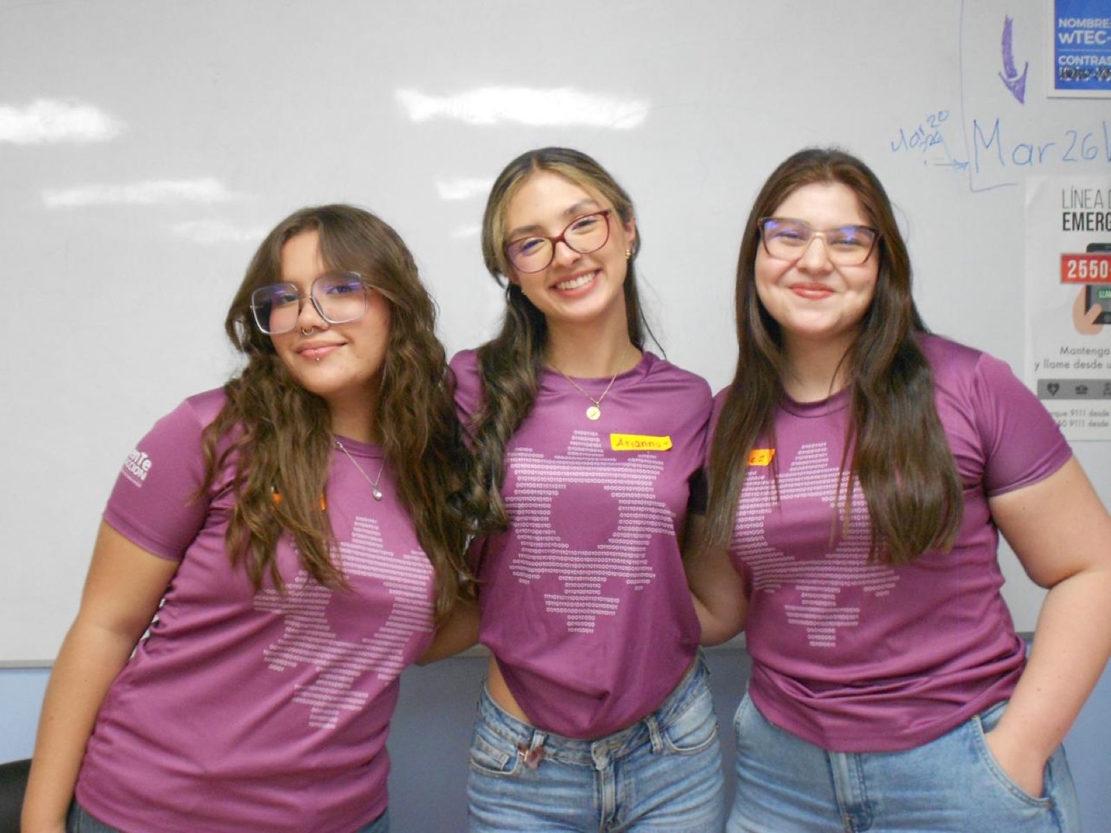 Tres participantes con la camiseta de MenTe en Acción