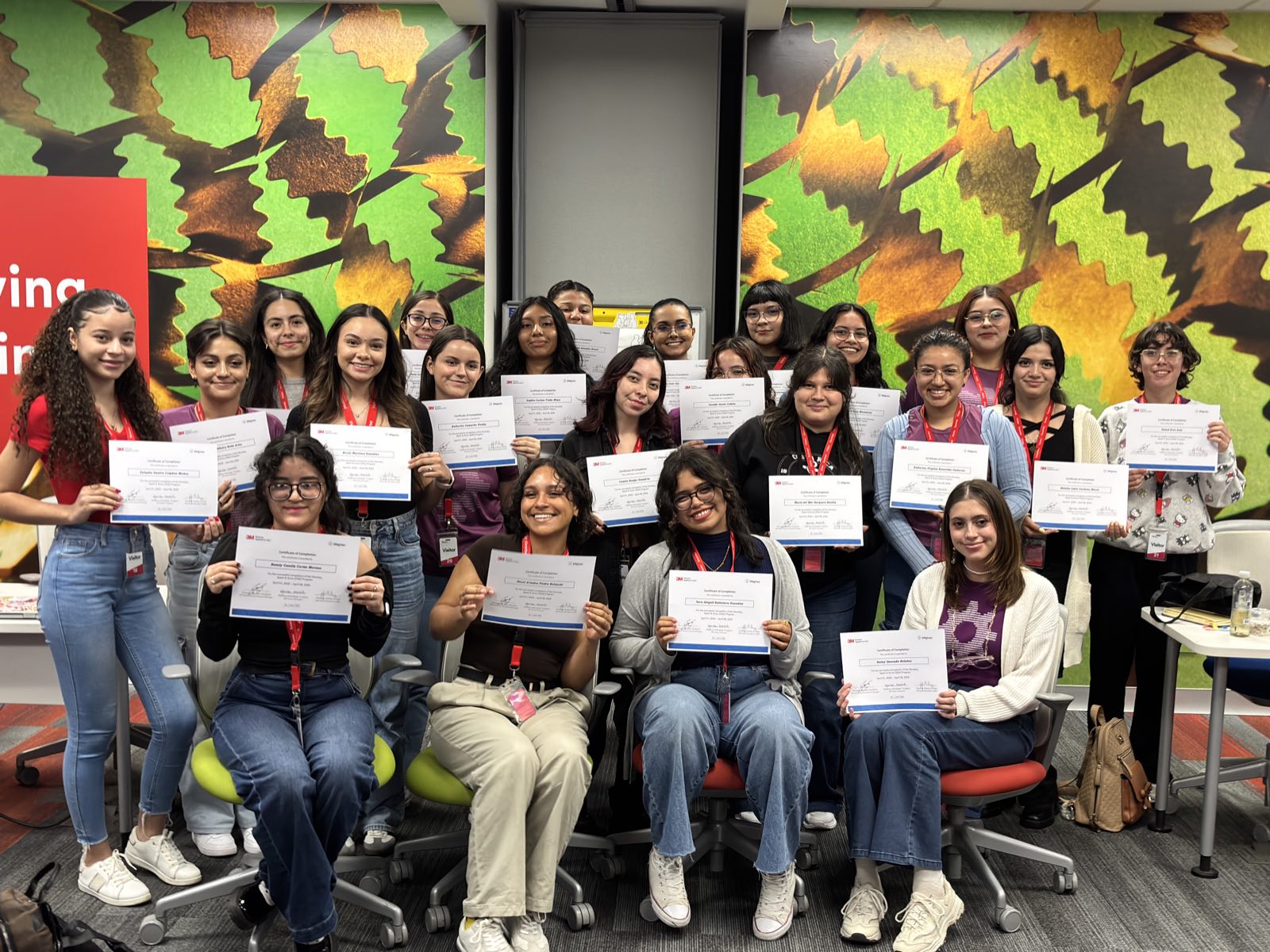 Mujeres jóvenes muestran sus certificados al terminar un ciclo de MenTe en Acción