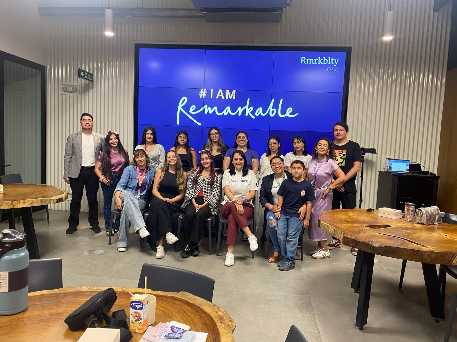Grupo de participantes en un taller #IAmRemarkable de la Red MenTe
