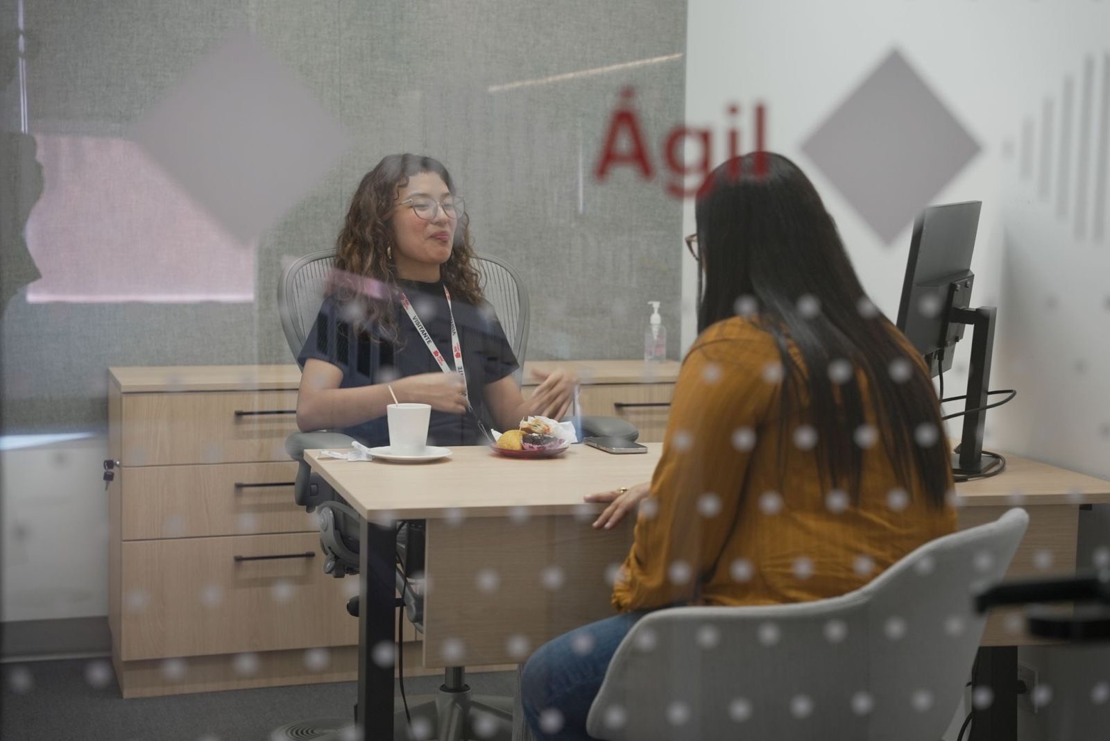 Una mentora conversa con una participante durante una sesión de mentoría
