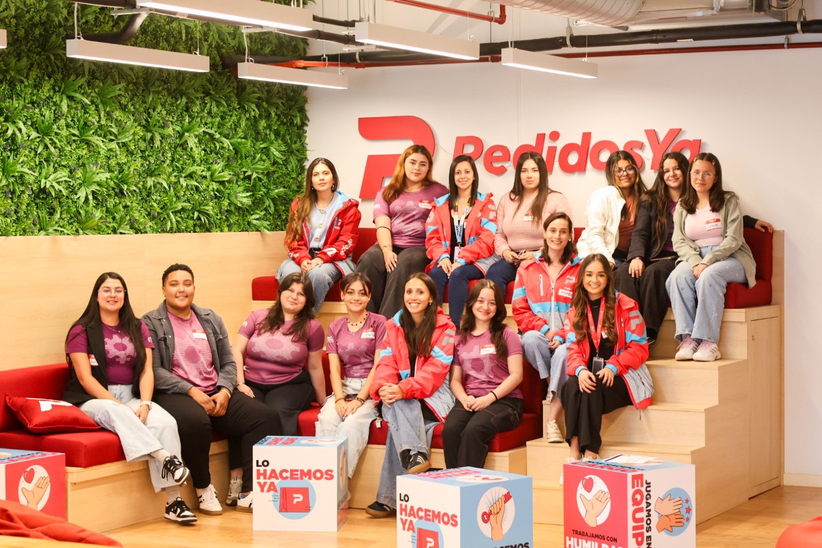Grupo de participantes de la Red MenTe durante una visita a una empresa
