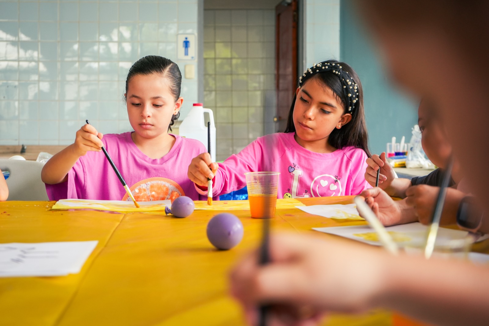 Dos niñas pintan planetas en el taller Niñas en el Espacio
