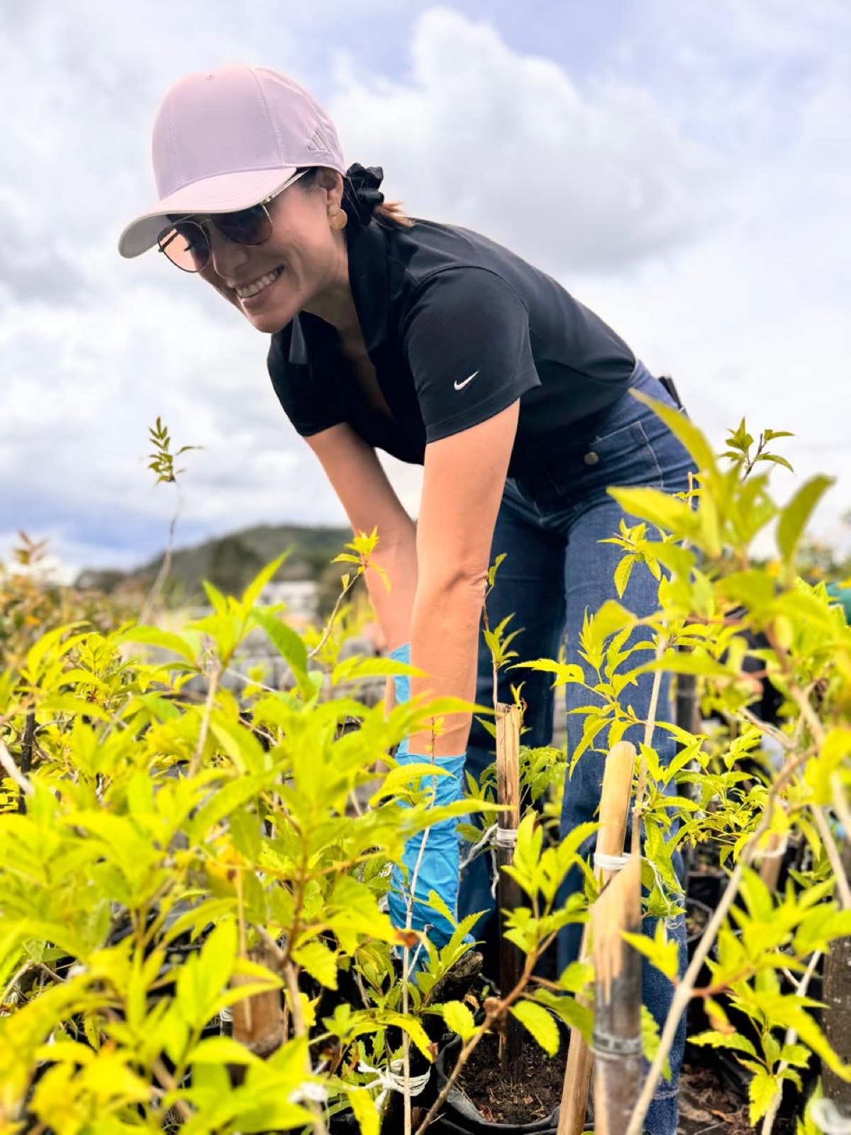 Una voluntaria siembra un árbol durante una jornada de voluntariado corporativo