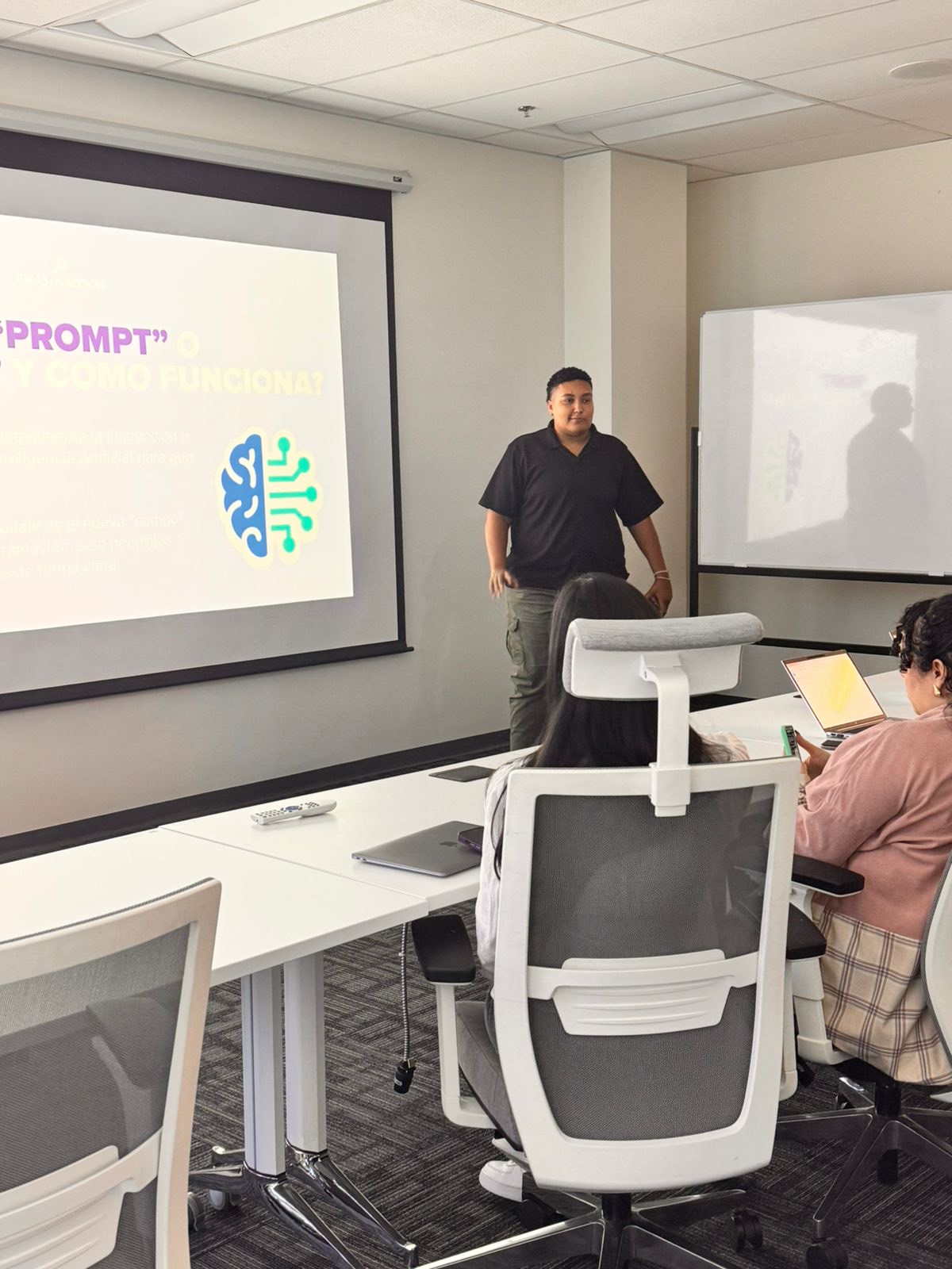Taller sobre inteligencia artificial en la sala de reuniones de una empresa